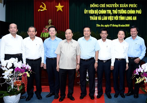 Premierminister Nguyen Xuan Phuc: Long An soll Wirtschaftsumstrukturierung fördern - ảnh 1
